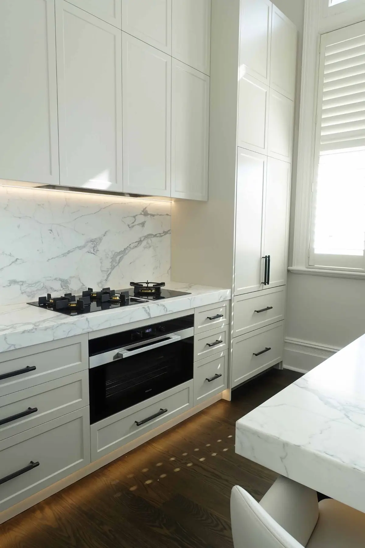 Marble benchtop and freestanding oven in Fremantle residence kitchen, Perth